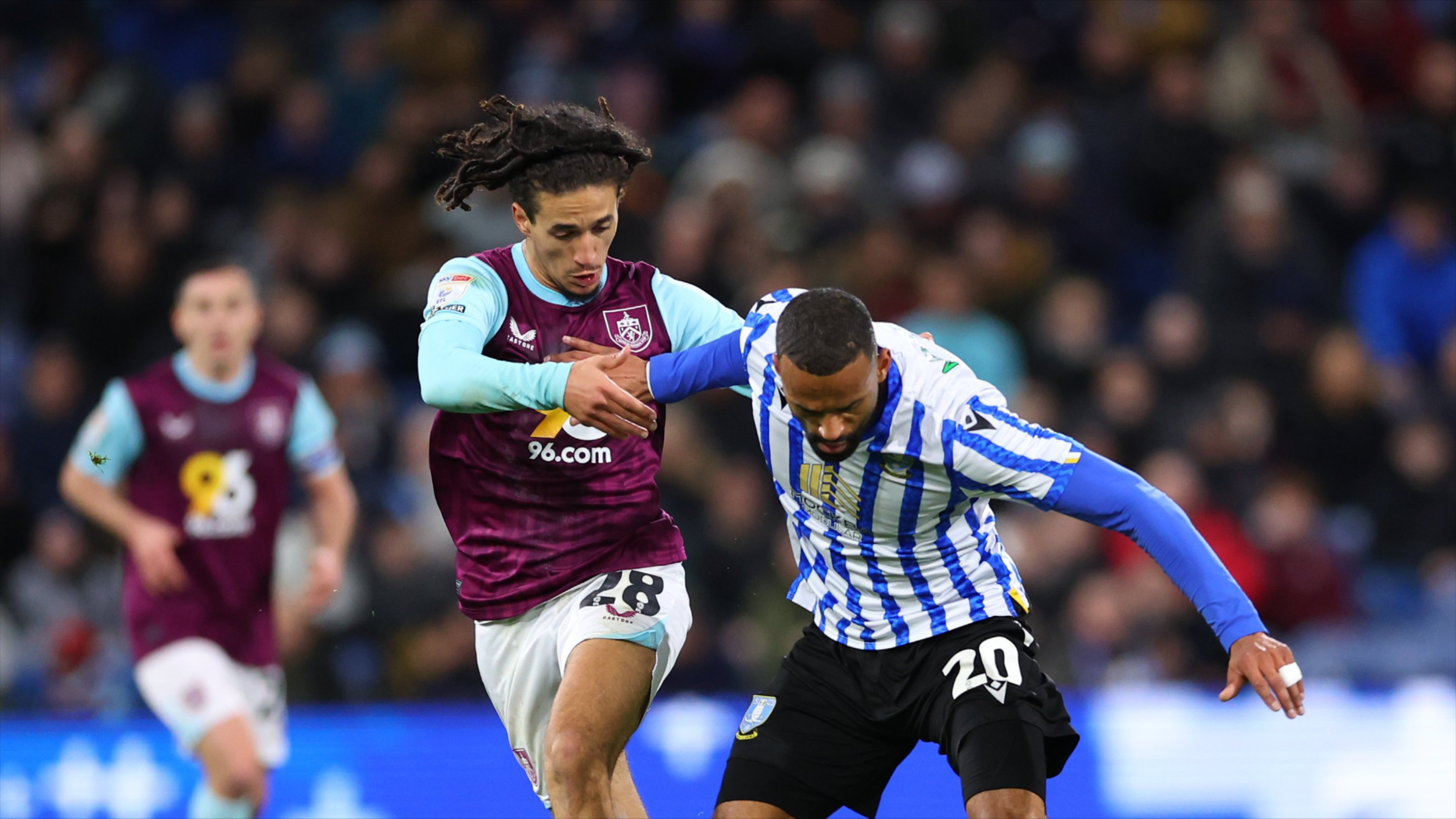 包含伯恩利中场核心遭伤缺，球队困境加深的词条