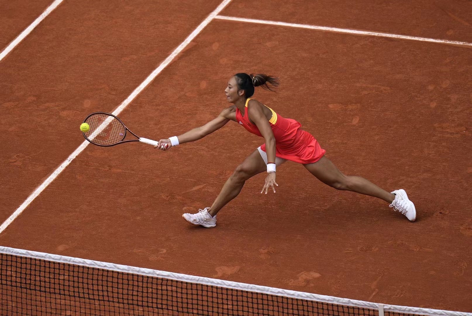 包含西班牙网球队绝杀欧洲网球队，克耶高斯三分雨点燃全场的词条