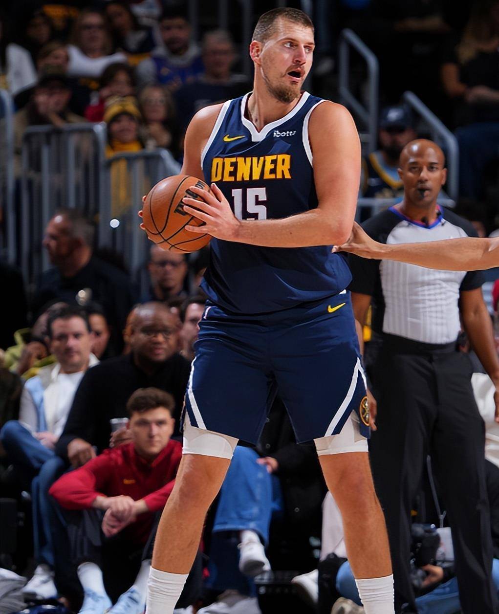 包含深圳队翻盘四川队，约基奇统治全场的词条