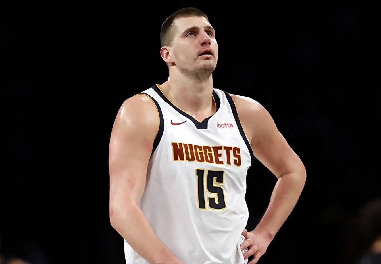 包含深圳队翻盘四川队，约基奇统治全场的词条