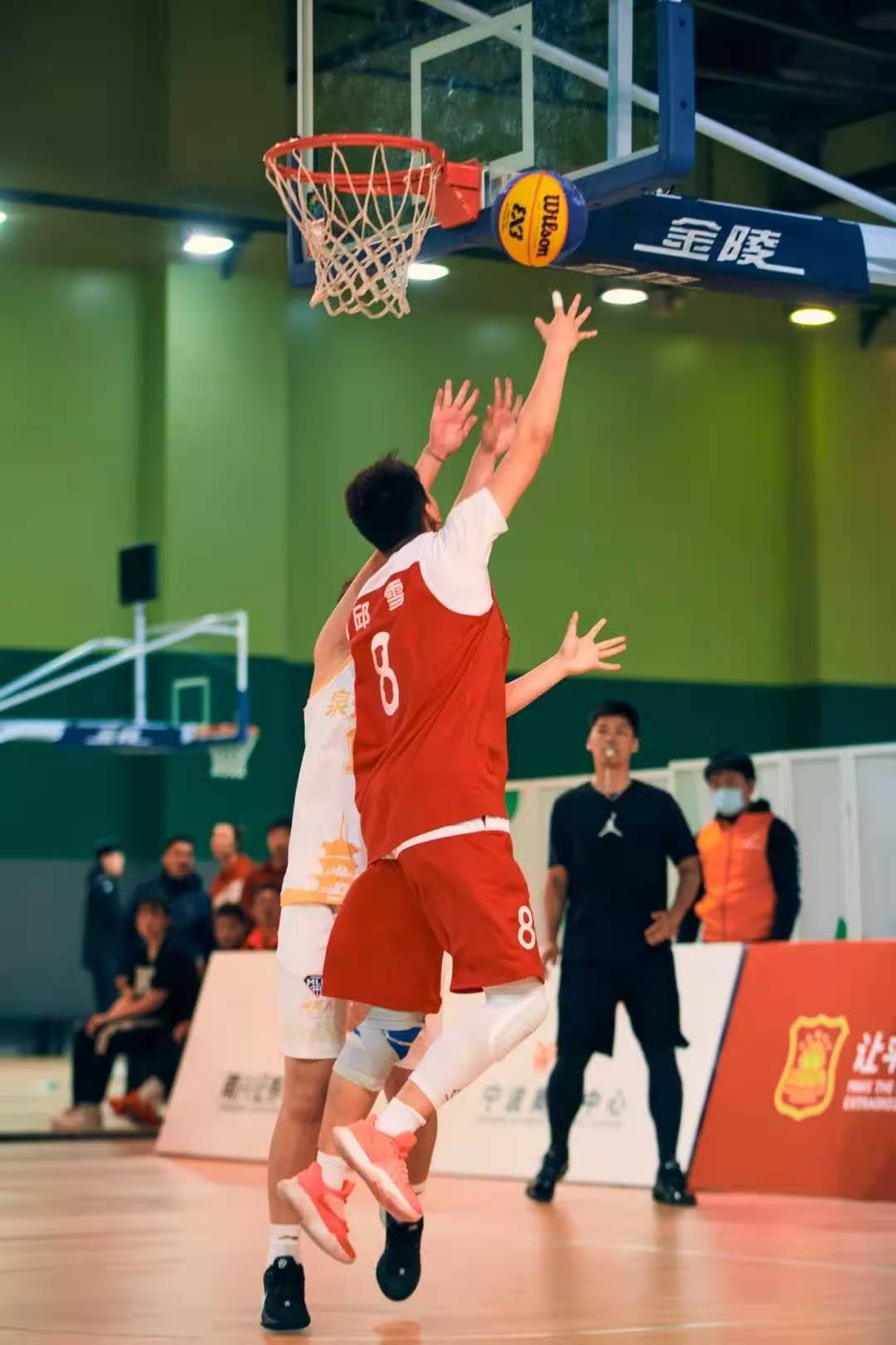 北极之冠队在国际篮球锦标战中全面开花