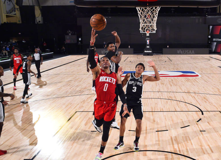 北极之冠队在国际篮球锦标战中全面开花