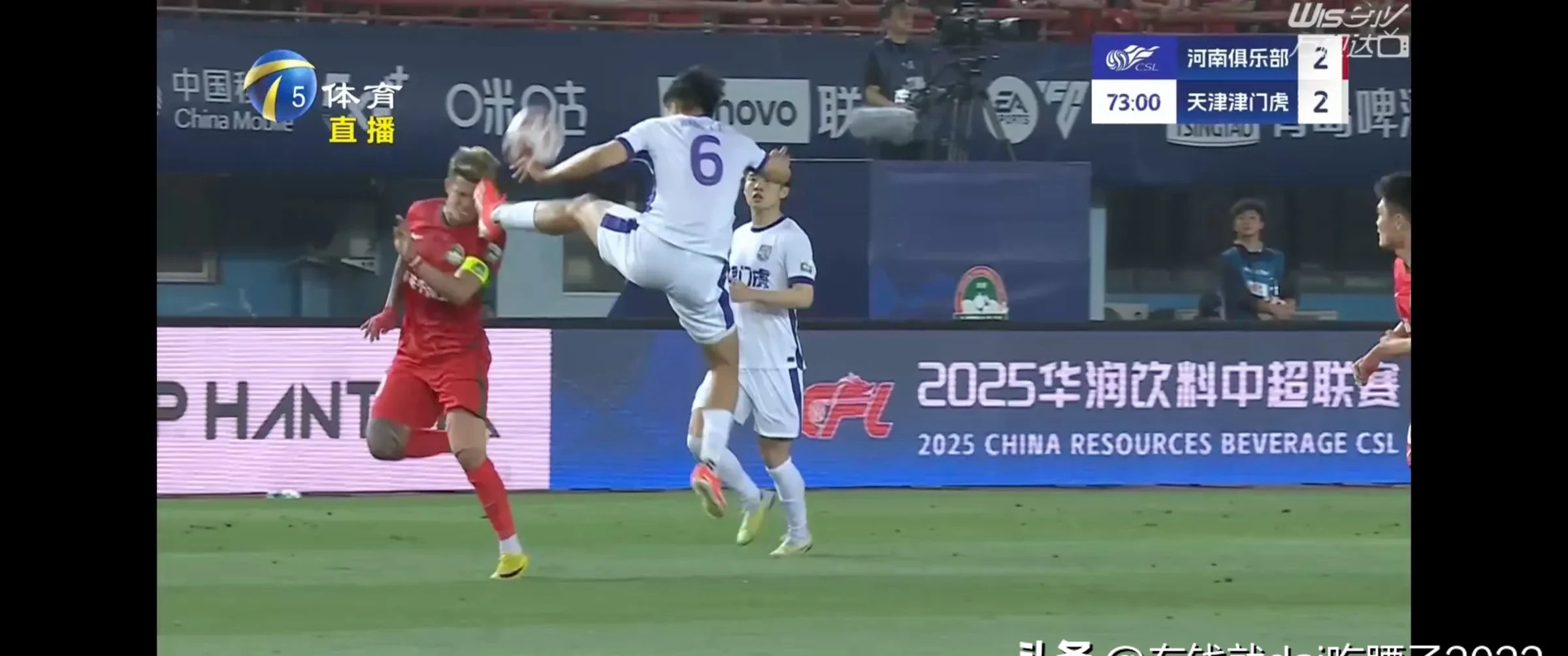 比赛中场面激烈，球员们拼尽全力