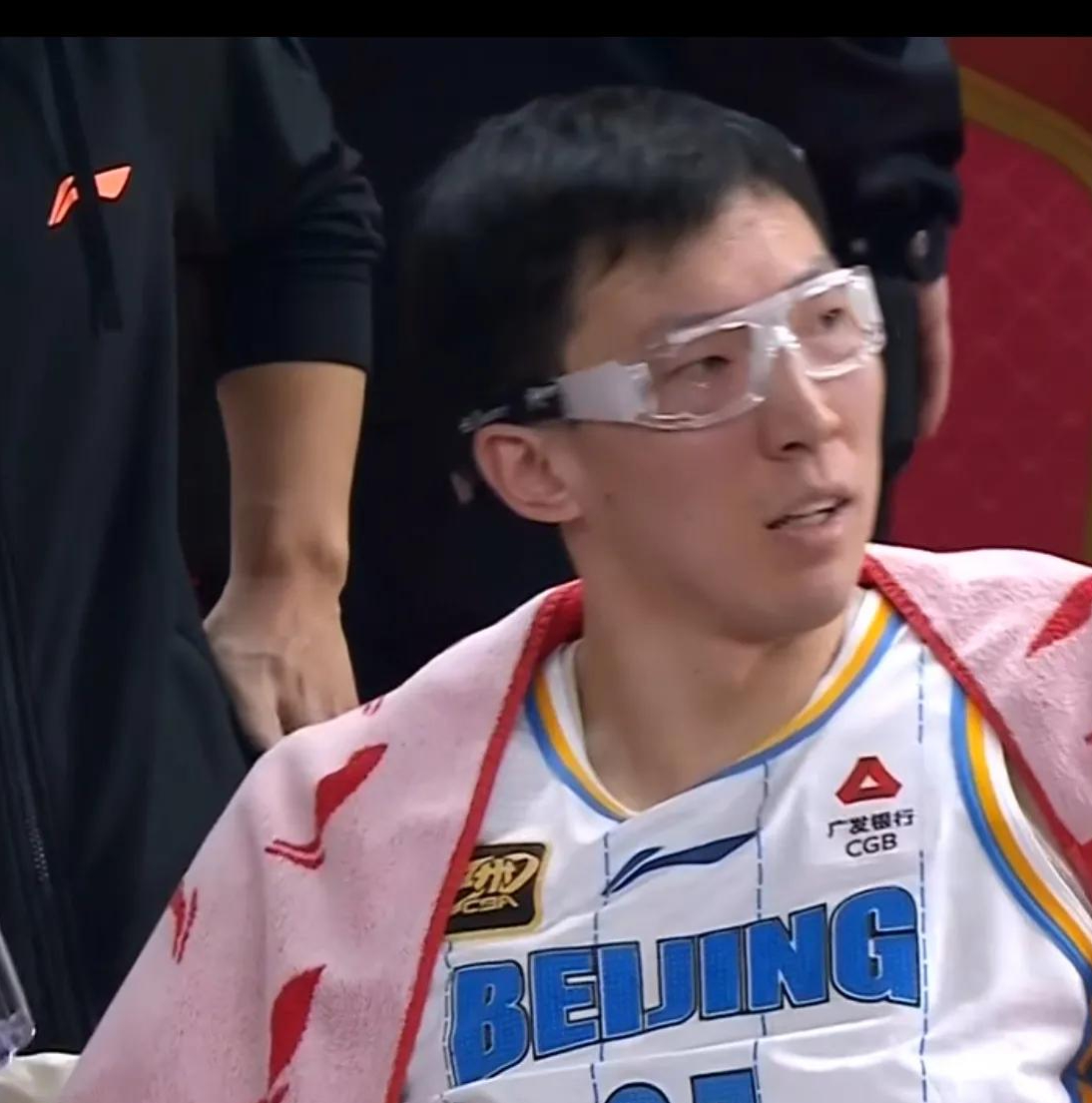 包含新疆男篮核心周琦状态回升，带领球队走出低谷的词条