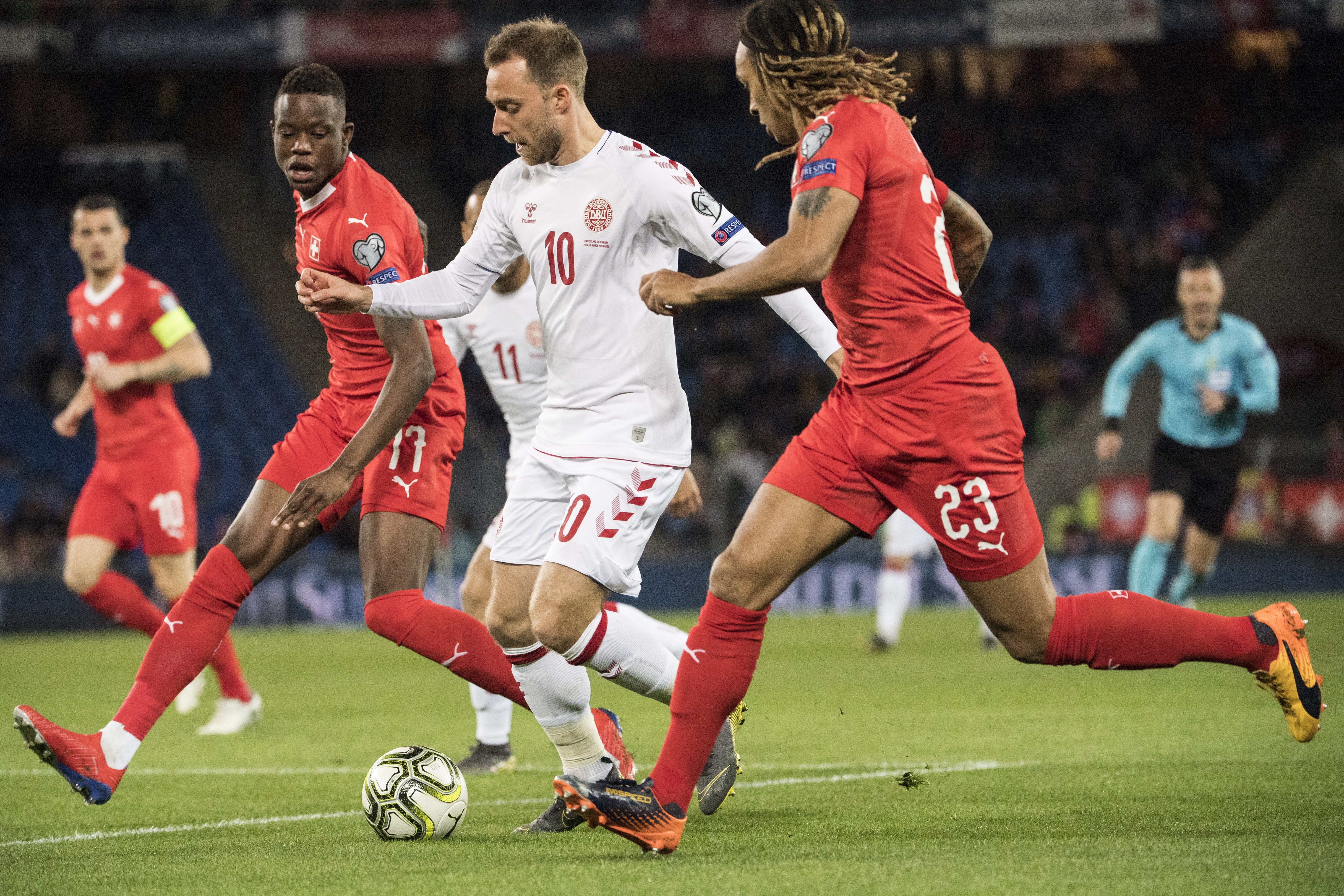 瑞士队与丹麦队平分秋色，僵局难解，战况激烈的简单介绍